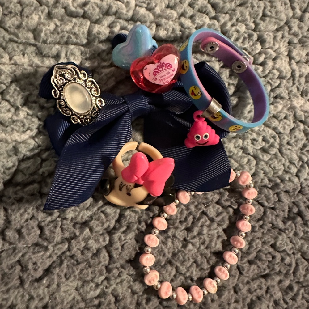 Set of 2 Bracelets and 4 Rings